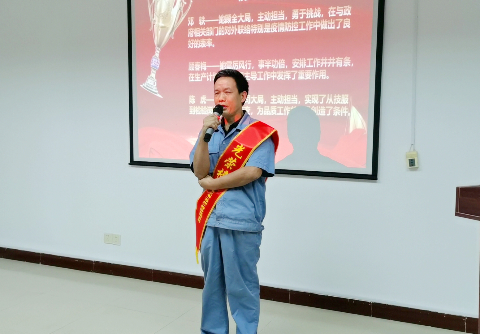 7 “業(yè)務標兵”代表發(fā)表獲獎感言.jpg